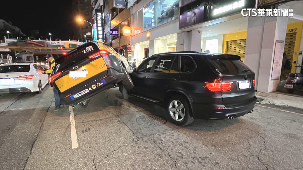 砰！小黃「騎上」休旅車頭　商圈疊車奇景驚人