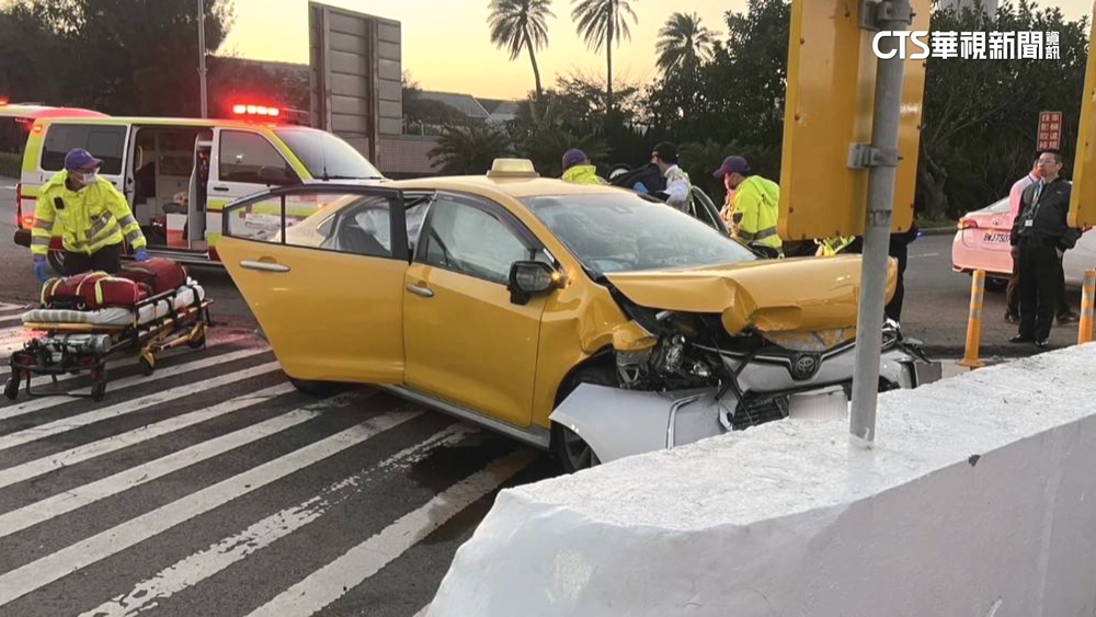 小黃司機載客疑打瞌睡　自撞桃機分隔島