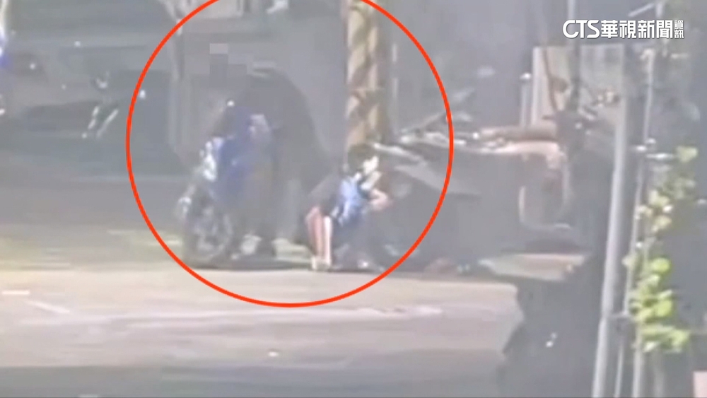 蹲路邊修車竟遇「隨機砍人」　20歲男無辜頸部遭刺