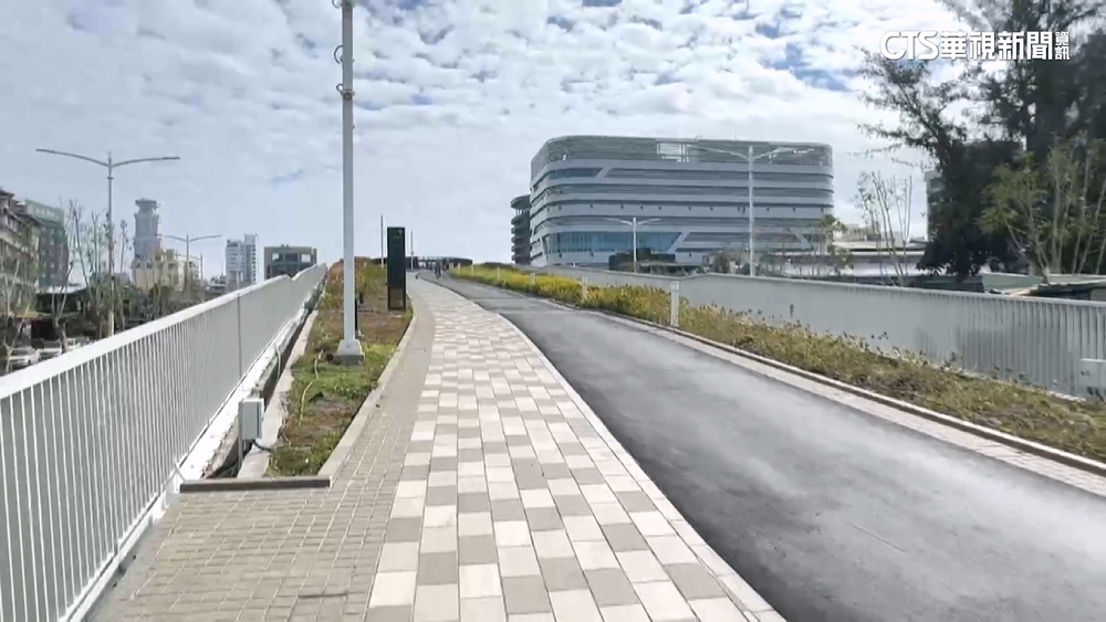 高雄車站雲頂天棚自行車道害摔　鐵道局：研擬改善中