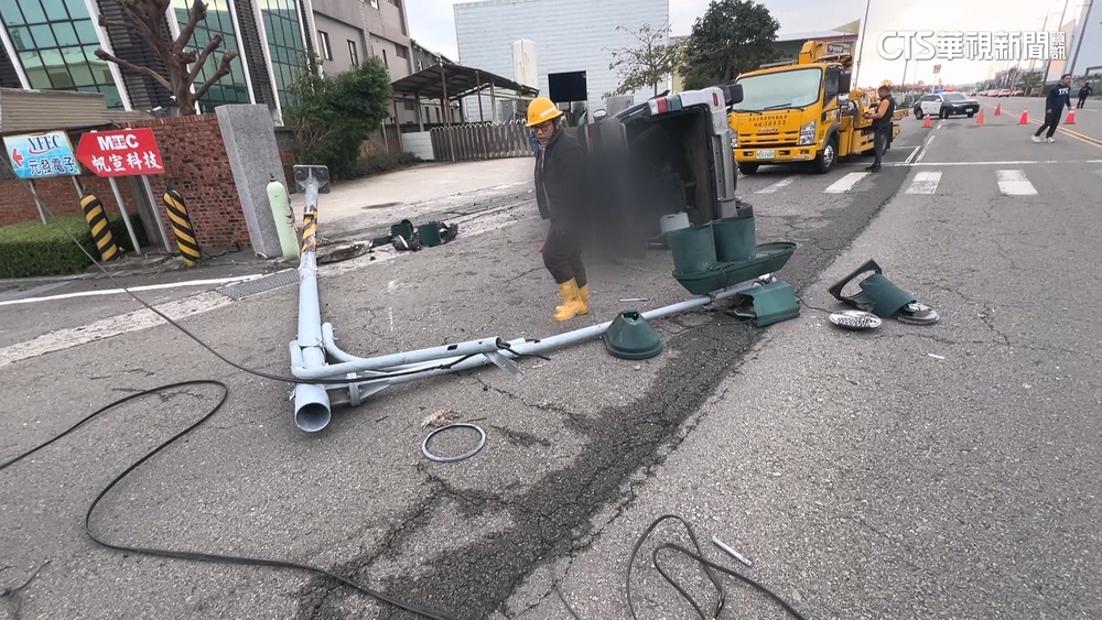 苗栗男開車失控猛撞紅綠燈　受困車內傷重不治