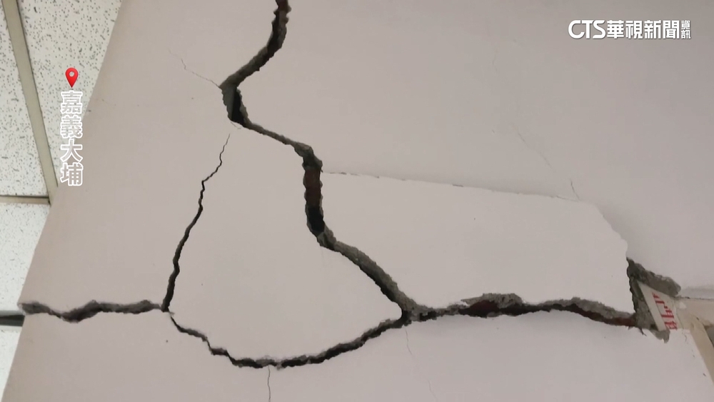 強震重創嘉義　民宅室內.陽台間震出一條溝
