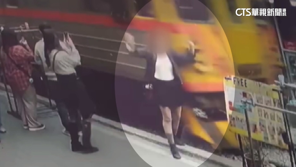 驚！女遊客十分車站拍美照　遭火車擦撞幸無大礙