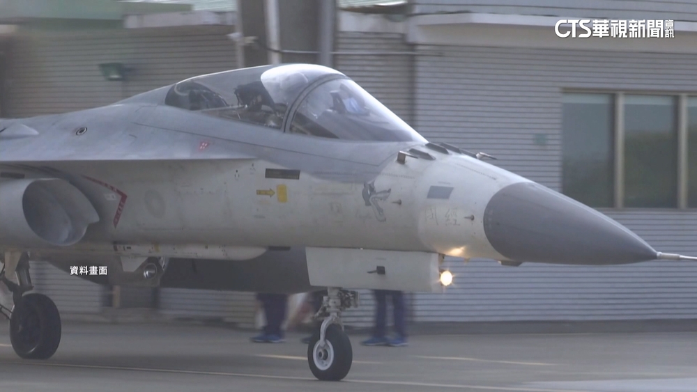 擋輪檢查還沒好！　女士官長遭「戰機吸入亡」　母哭癱