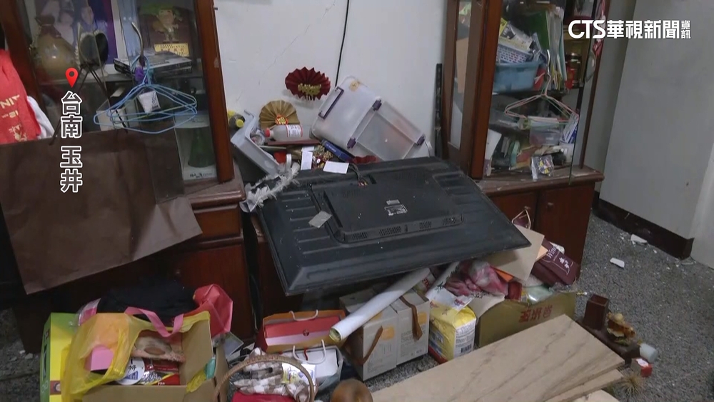 強震獨家影像曝　民宅劇烈搖晃.監視器被震倒