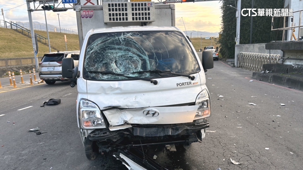 新北小貨車送年菜闖紅燈！　騎士上班途中遭撞飛亡