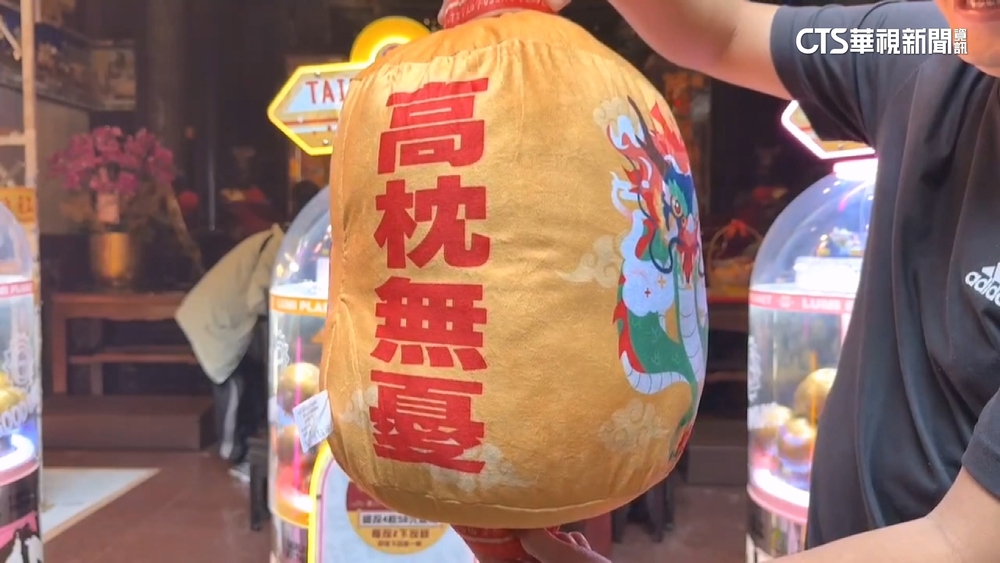 顛覆傳統走文創風！　廟推神明扭蛋.光明燈抱枕