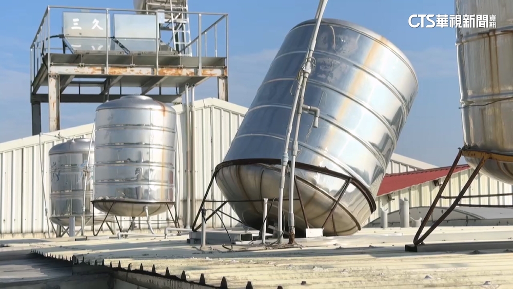 遇強震住家水塔傾倒！　水電師傅工作17小時忙搶修