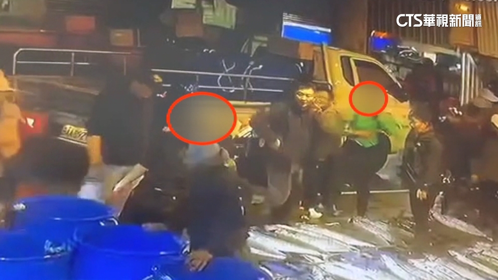 馬公漁港標漁獲糾紛引口角　2魚販撂人上演全武行！