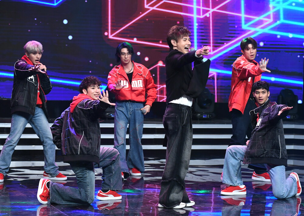 包偉銘忍痛完成演出，大秀劈腿絕活。