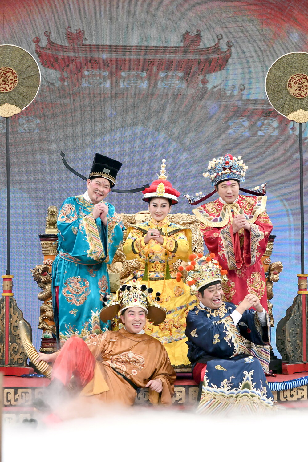 天庭大開場，澎恰恰(後排左起)、陳亞蘭、胡瓜、歐漢聲(前排左)、許效舜(前排右)