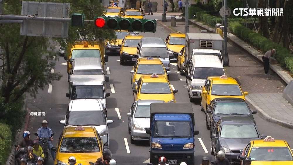 手機掉計程車上！司機幫送回索車資　乘客向客服告狀