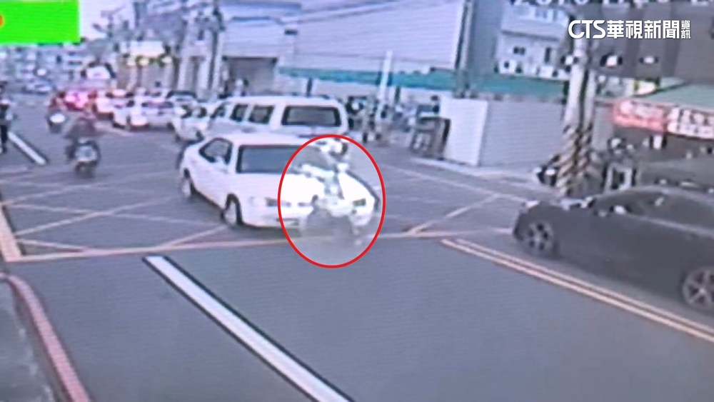 國小男童突衝出過馬路　轎車急剎仍撞上騰空翻圈
