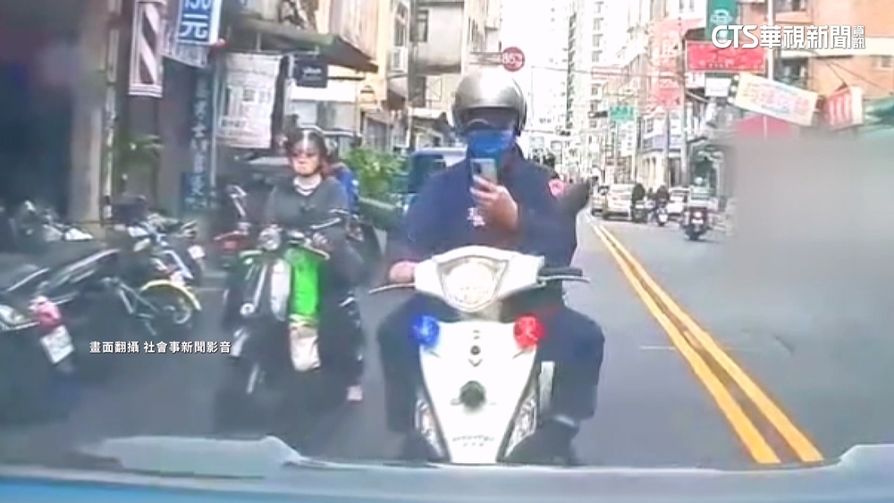 員警騎車滑手機挨轟帶頭違規　警方：值勤無禁用