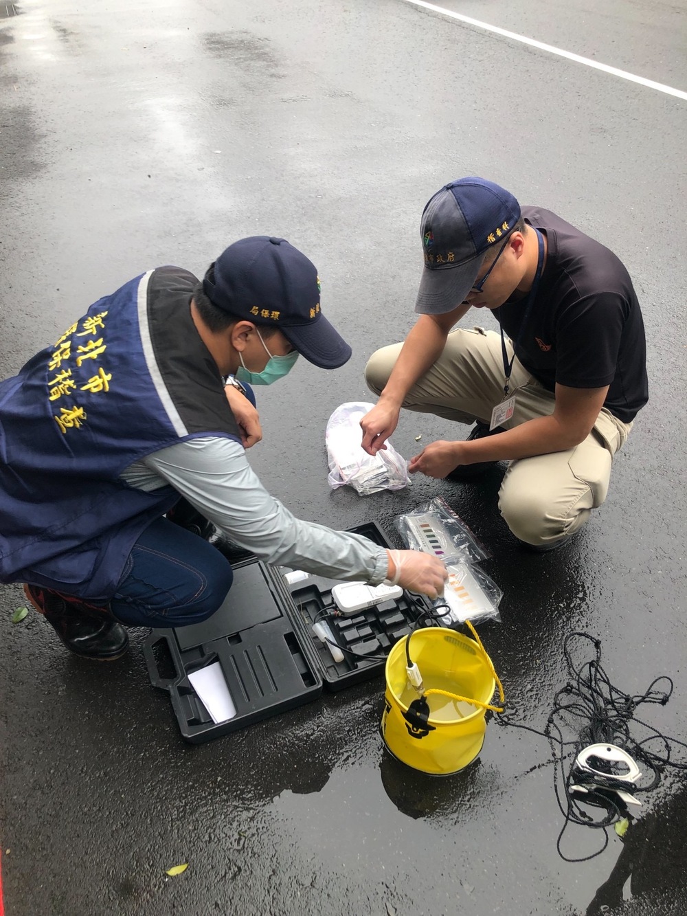 稽查人員進行水質檢測作業。圖／新北環保局提供