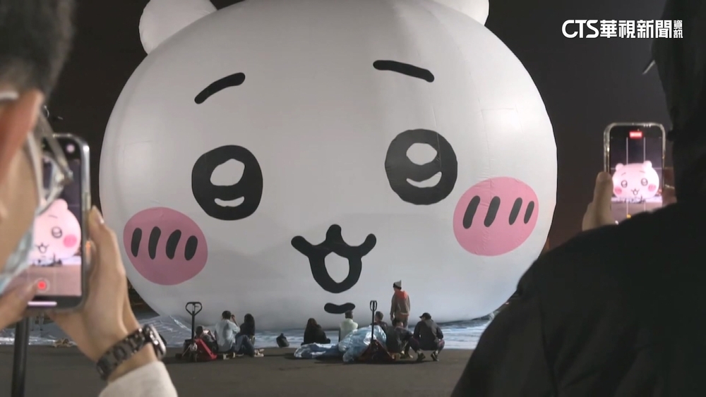 愛河邊冬日遊樂園將開幕　吉伊卡哇深夜充氣測試