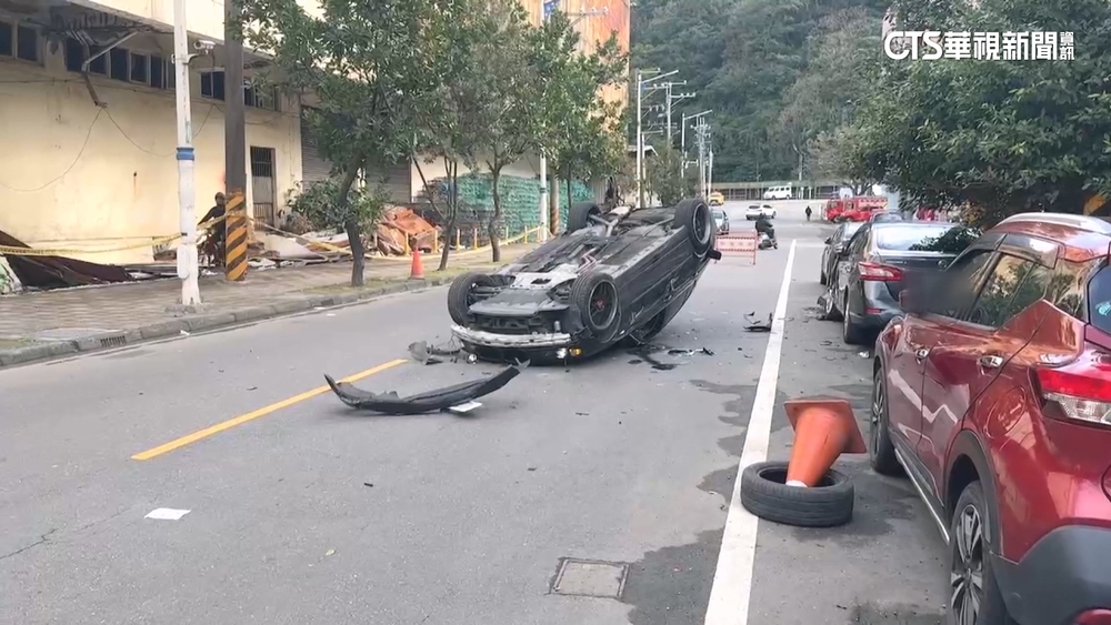 一家4口派出所旁翻車2童送醫　警搜出喪屍煙彈.刀械