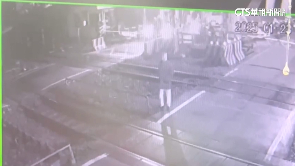 與死神僅距1分鐘！男闖平交道　台鐵人員冒險拉離