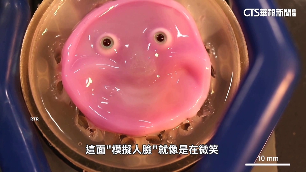 好詭異！　日本「活體皮膚」機器人仿真微笑