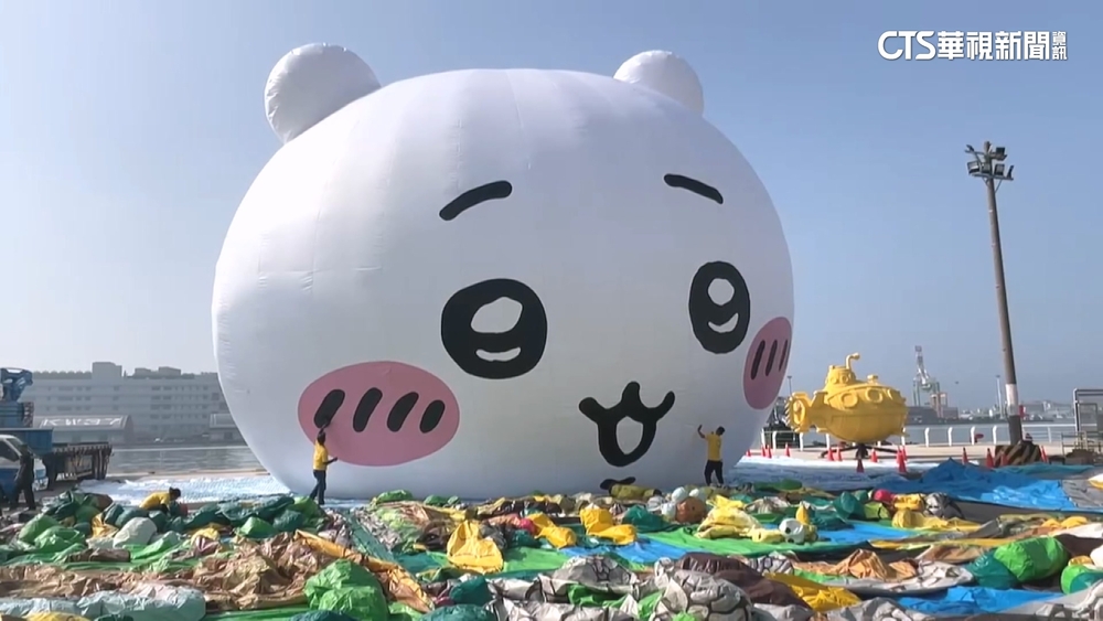 人氣「吉伊卡哇」充氣現身愛河灣　遊客興奮合影