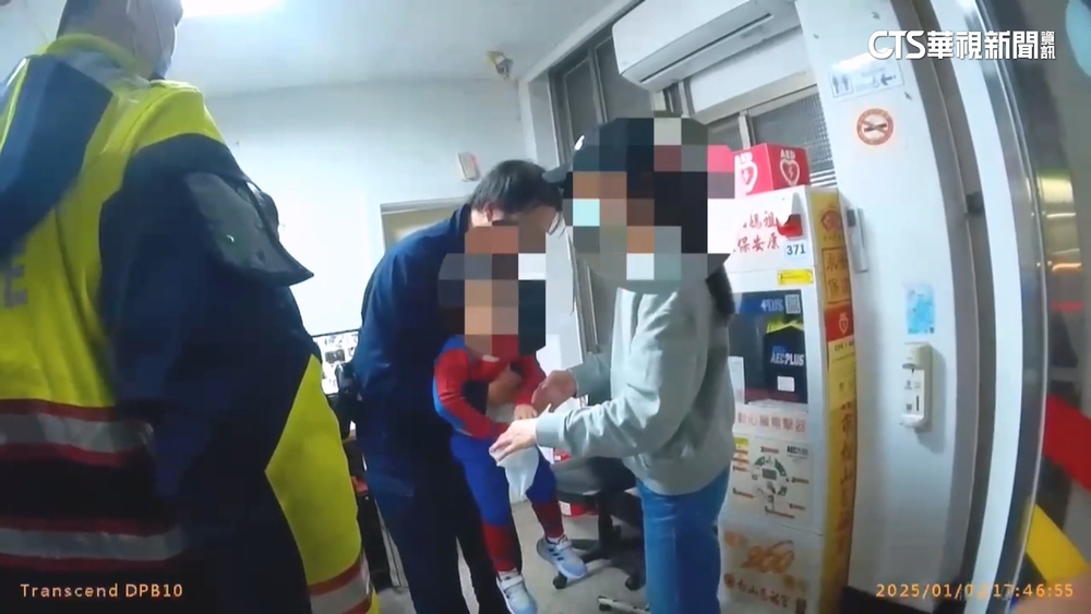 4歲童疑搭車邊吃水果噎到　母急衝派出所求助