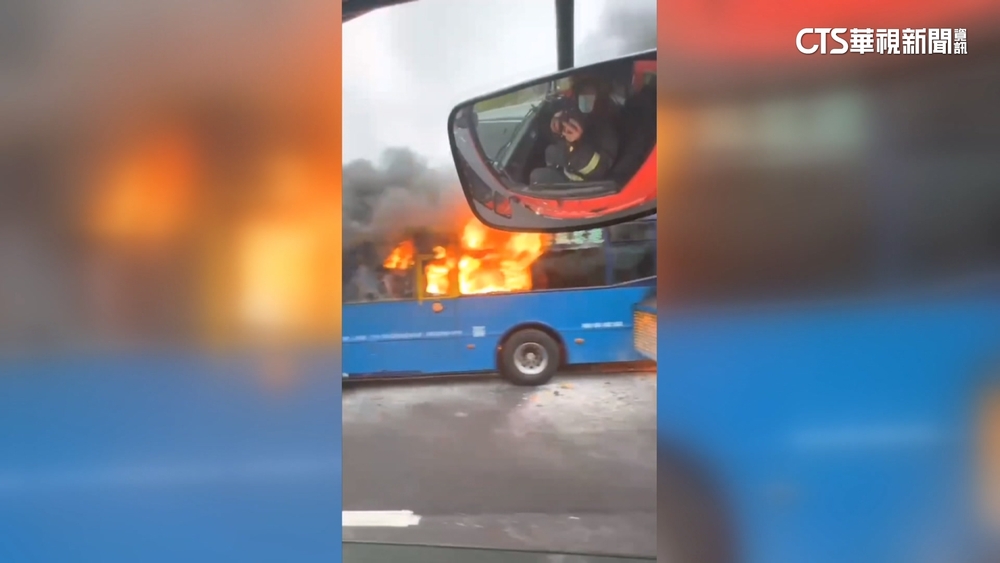 國3香山段客運突起火！　燒到剩骨架　駕駛急逃生