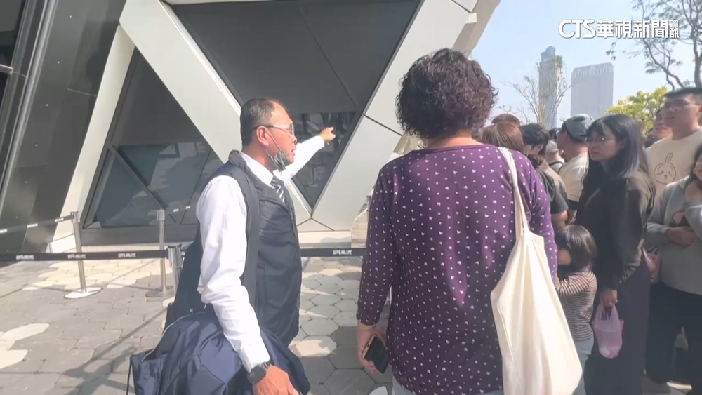 吉伊卡哇旋風襲高雄！　人潮湧搶限量券「隊伍亂排」