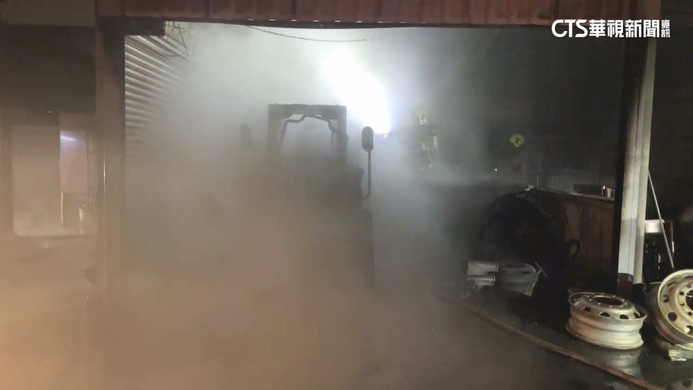 高雄資源回收站陷火海　山貓機具.雜物焚燒竄濃煙