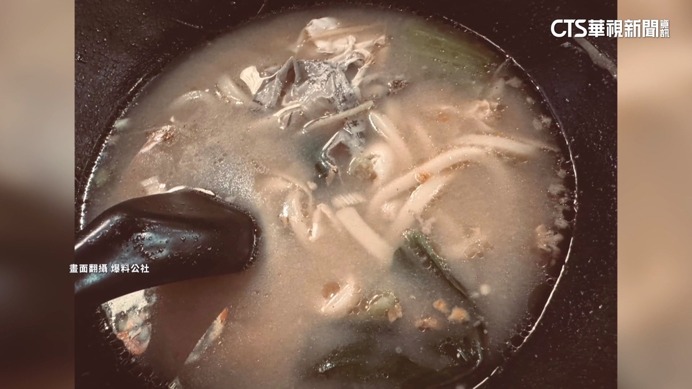 食慾全消！嚐海鮮烏龍麵啖報紙　客：不知吃多少油墨