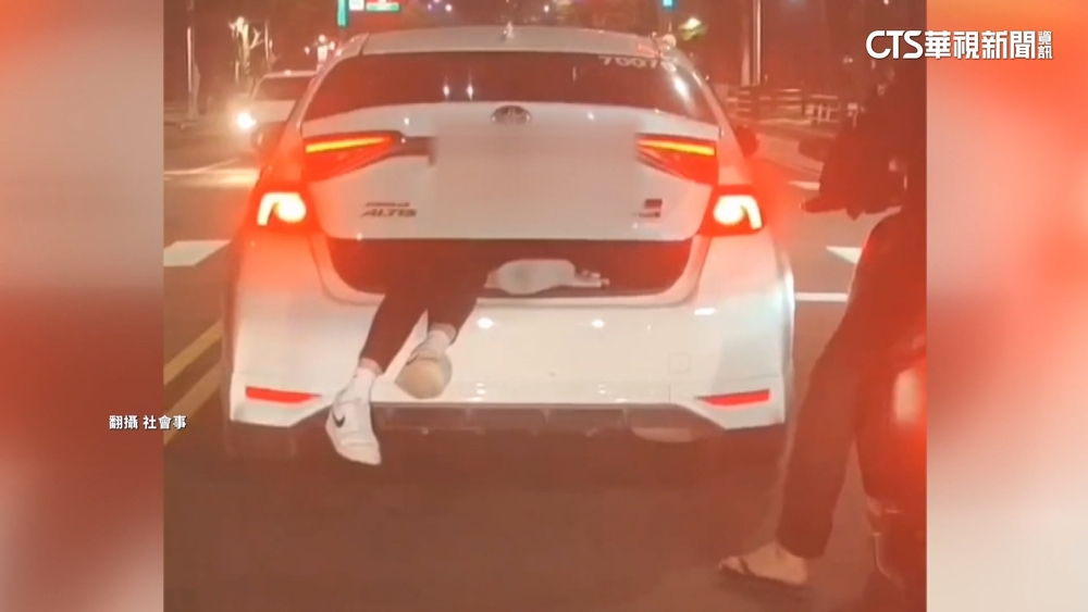 高雄計程車後車廂塞人　乘客喝掛被丟後車廂