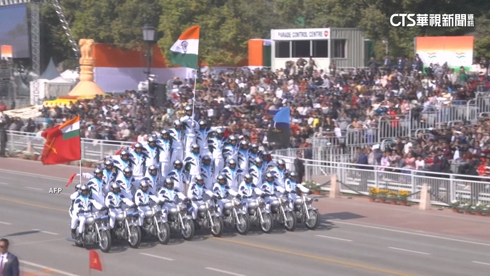 印度國慶新德里大閱兵　超狂機車疊羅漢再度上演！