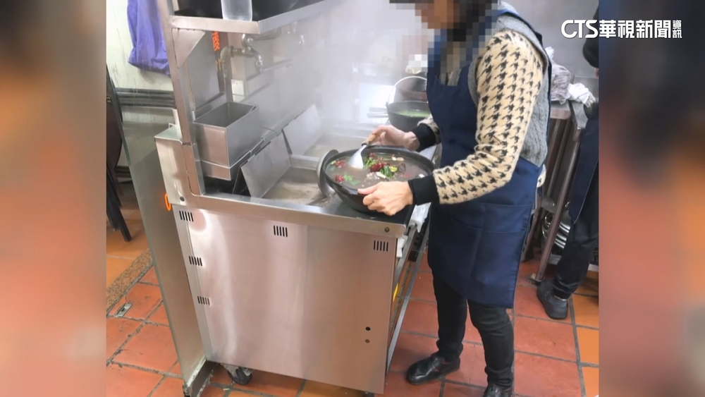 小吃店遭控「試喝湯匙」放回鍋中　業者：非客人餐點