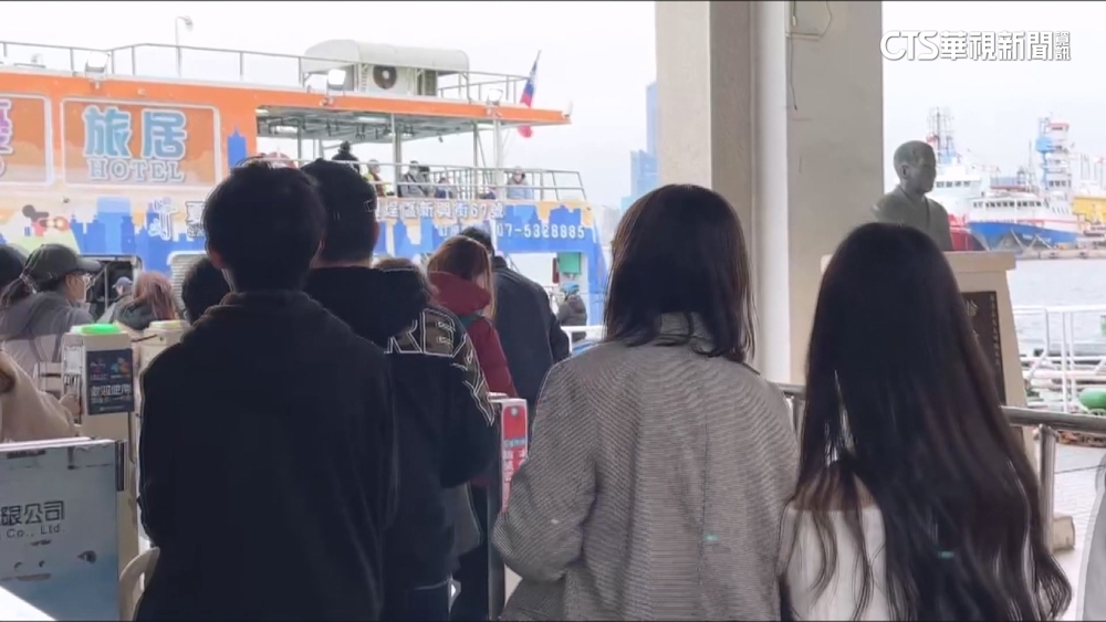 旗津湧走春人潮　排渡輪隊伍350公尺需等40分鐘
