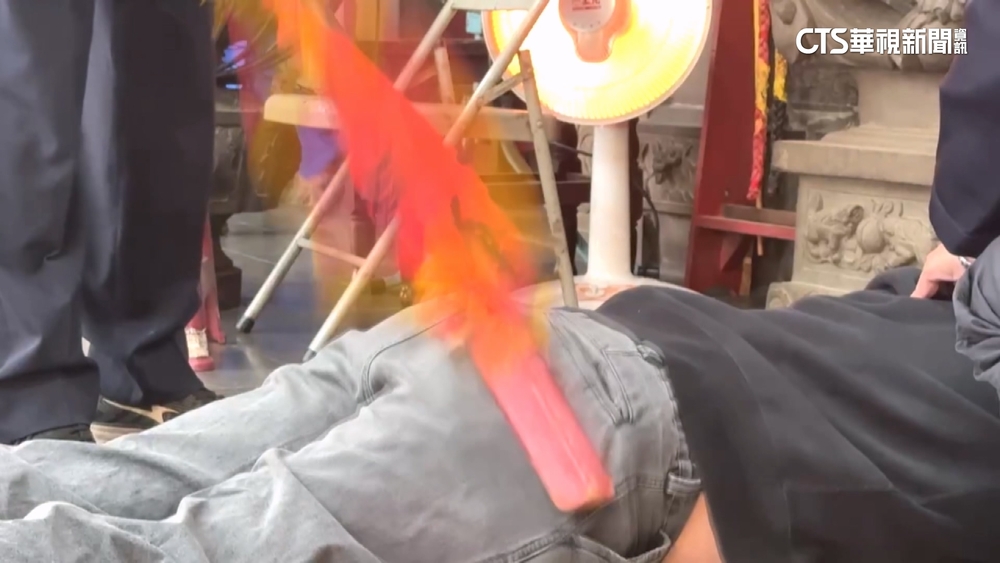 「打屁股」求好運！　東隆宮百年習俗.民眾討打改運