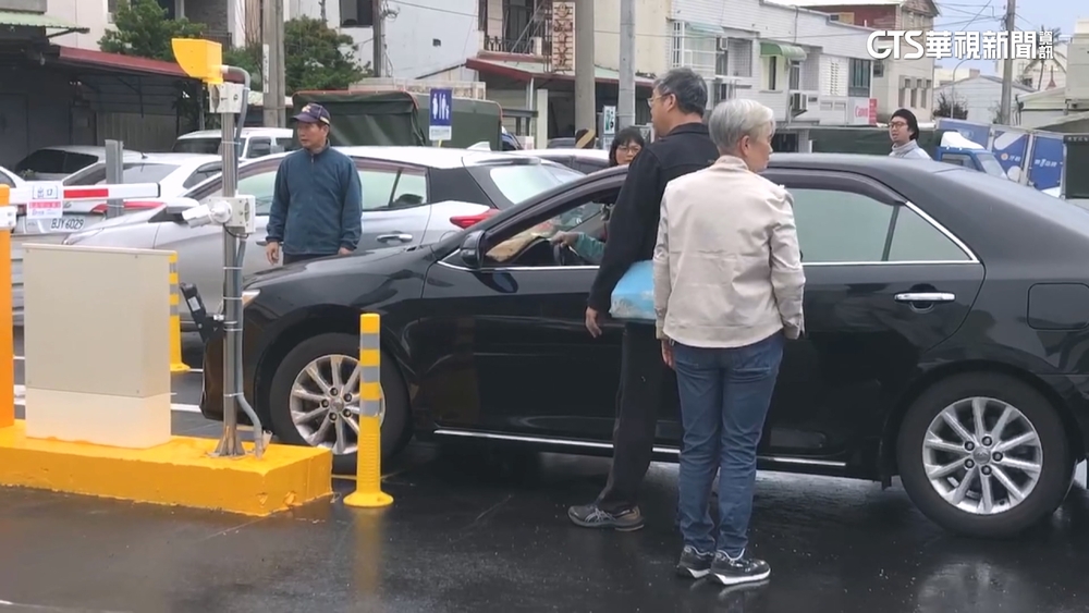 美崙市場停車「無現金支付」　民眾怨：系統操作不便