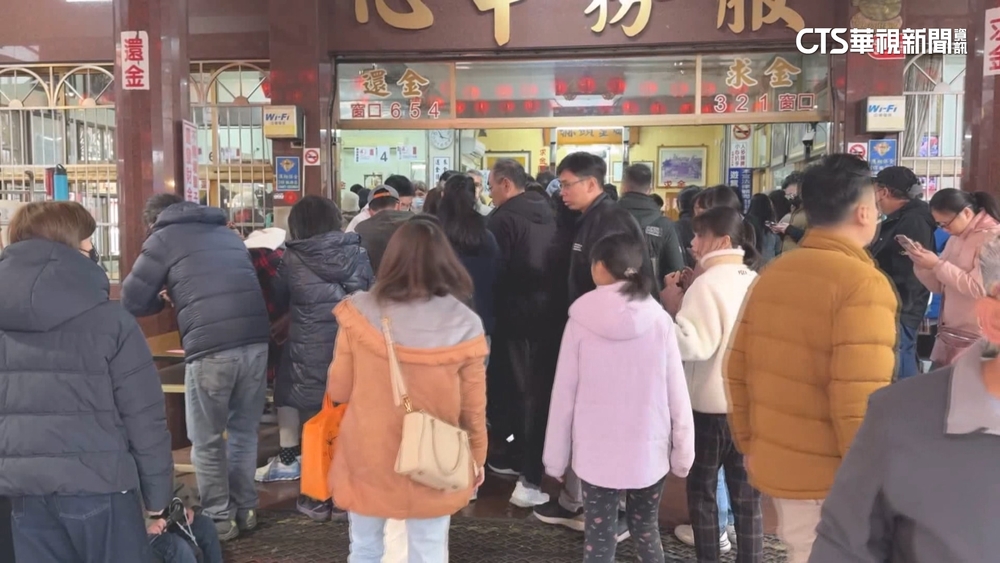 欠錢不欠過年！　紫南宮還金大排隊「借金4億還金7億」