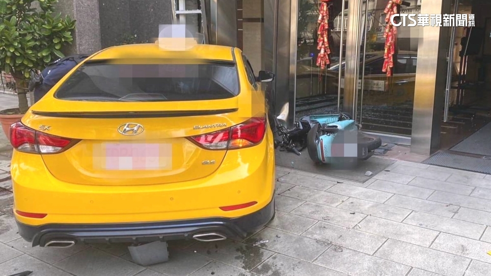 小黃連撞5機車衝人行道！　衝破文官學院大門.幸無傷亡