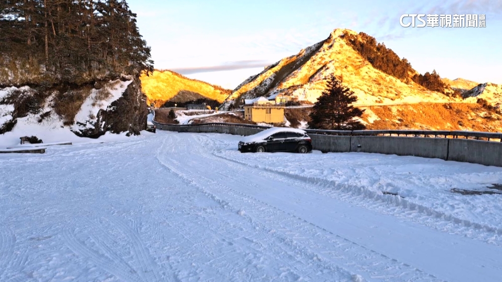 武嶺積雪10公分　清晨陽光照耀雪景美如瑞士