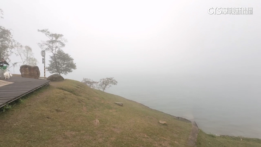 寒流來.水氣旺　濃霧壟罩日月潭宛如仙境