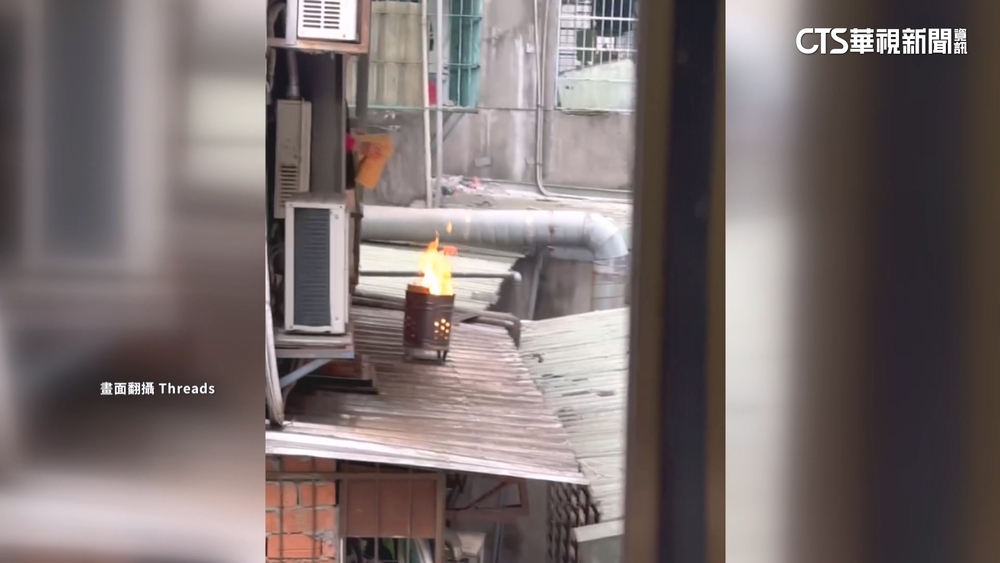 危險！3樓高遮雨棚燒金紙　民眾：風大恐吹翻