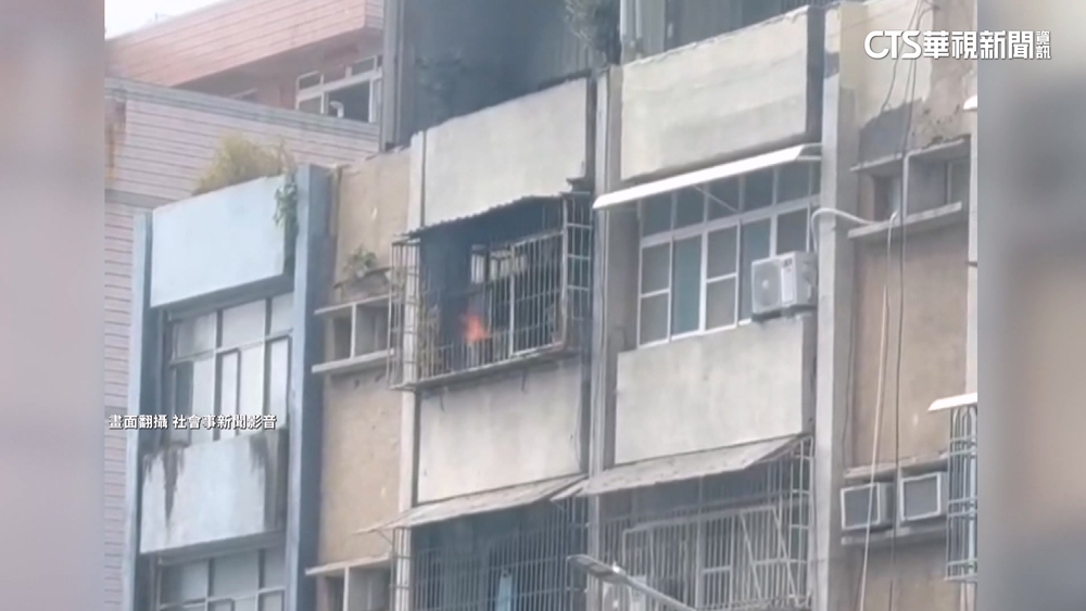 失火了？　左營民宅陽台燒金紙　民眾嚇壞拍影片