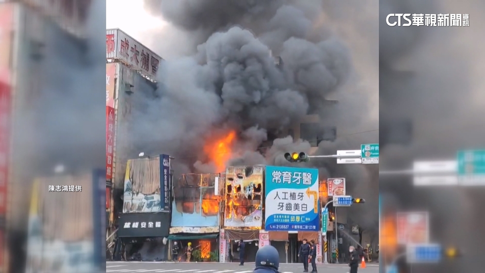 女自撞起火燒百年老店　消防：起火原因待查