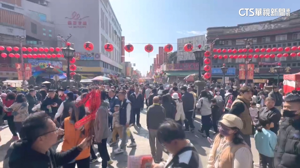 逾10萬人潮擠爆朝天宮　空拍宛如成群螞蟻