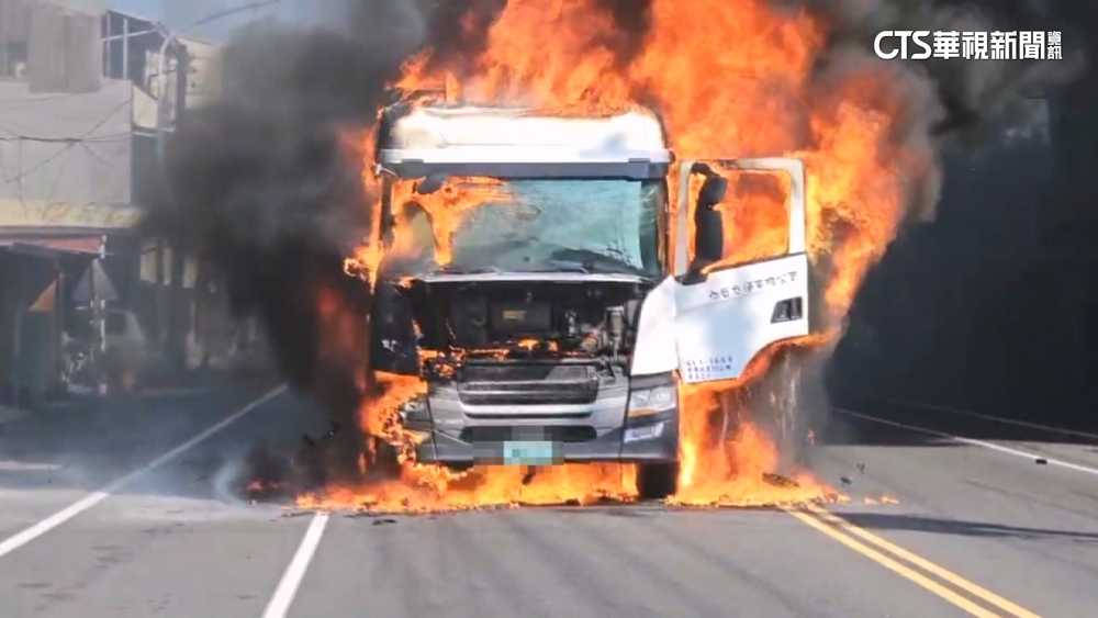 台南佳里傳火燒車意外　飼料貨車被火舌迅速吞噬