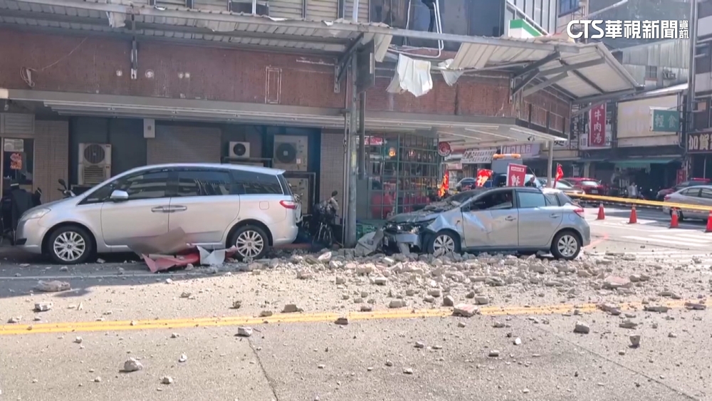 台南老舊大樓女兒牆遭震倒　磁磚剝落砸2車