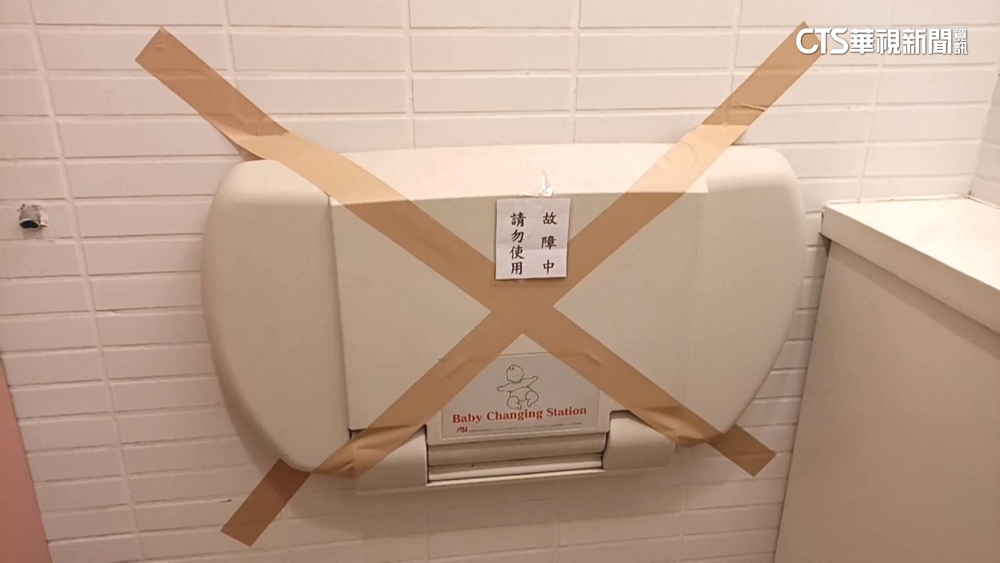 驚險！賣場尿布台鬆脫　女童險撞垃圾桶尖角