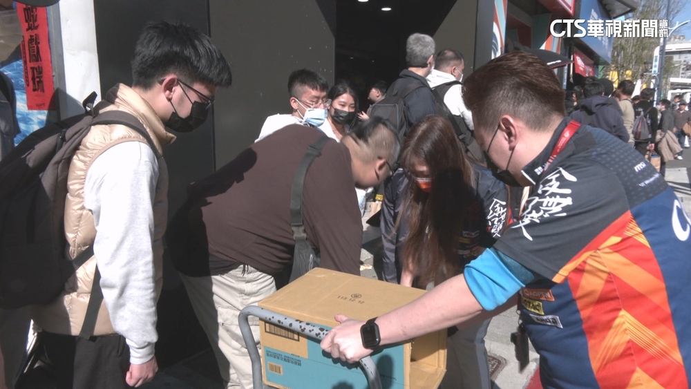 輝達新顯示卡初二開賣　民眾「備帳篷.家當」搶排