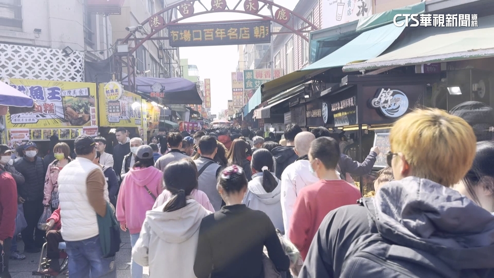 鹿港人潮爆！魚丸多備1千斤　米可白賣餅如見面會