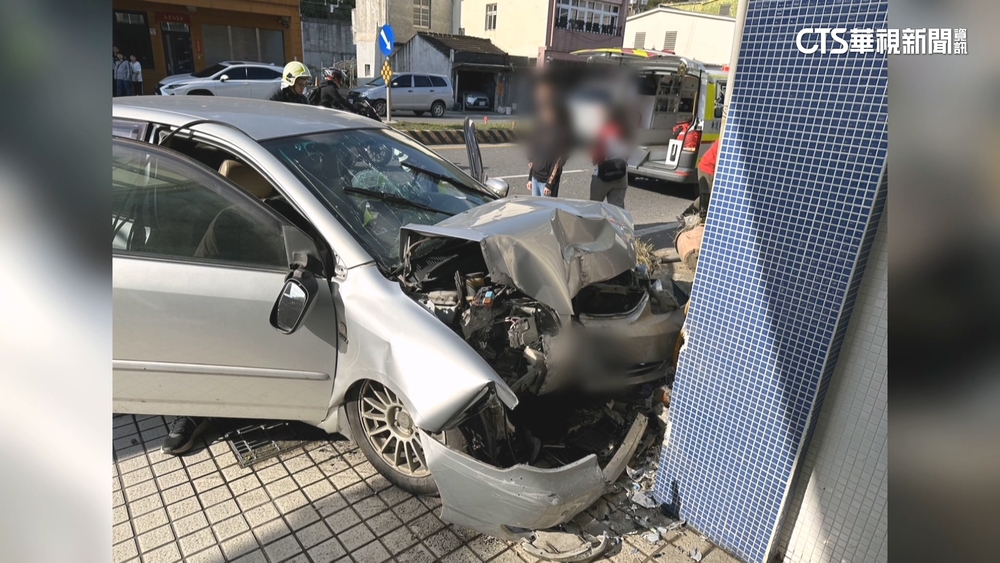 走春遇劫！　變換車道與後車碰撞失控.致1死3傷