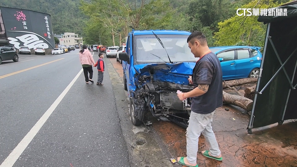 貨車遭重機撞「倒退嚕」　男「徒手擋車」阻撞攤商